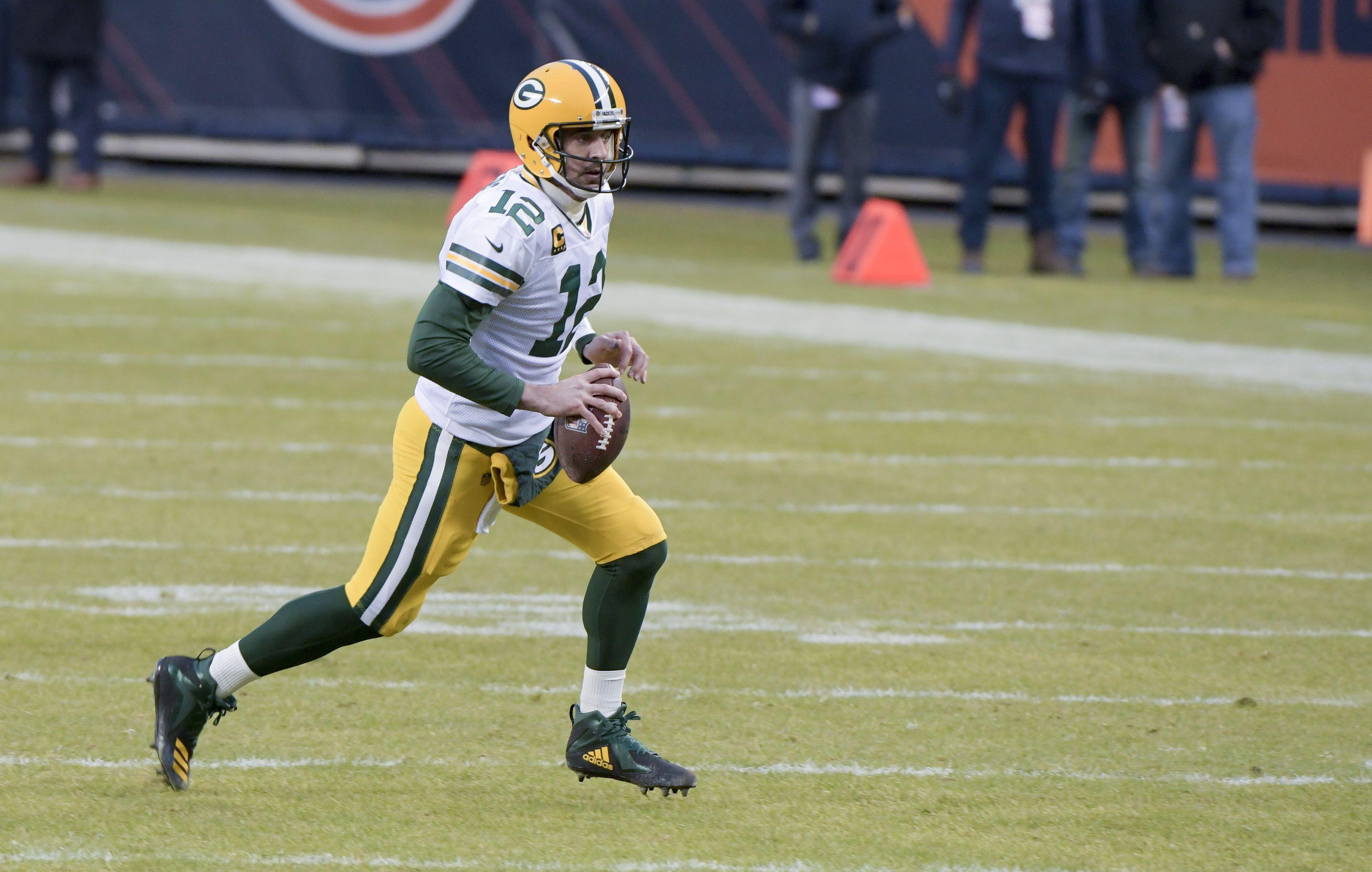Aaron Rodgers runs with the ball against the Chicago Bears 